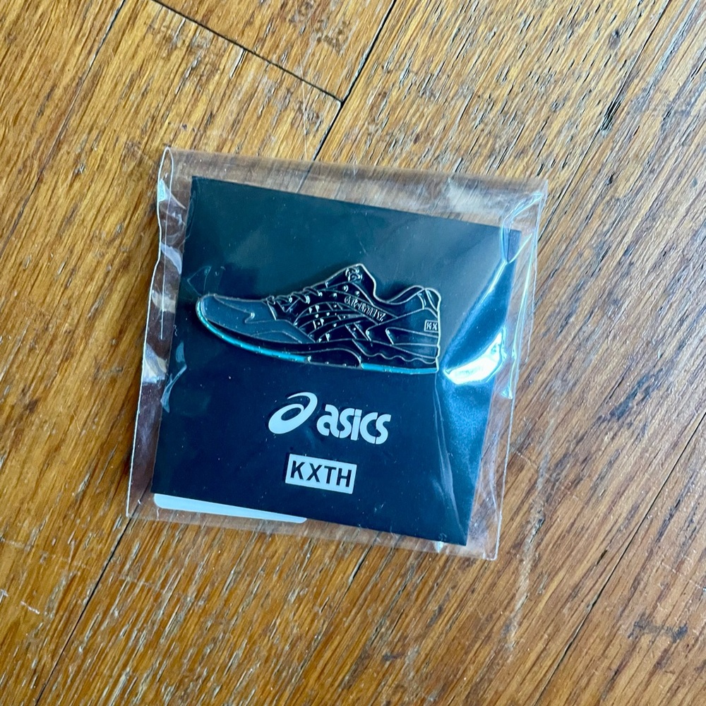 ASICS pin